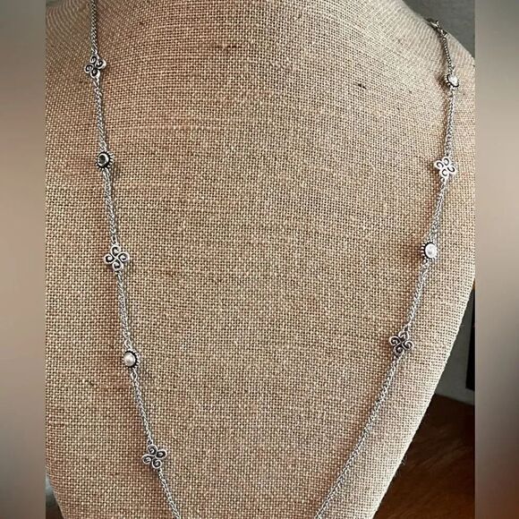 EUC Beautiful silver Necklace with silver and pearl stations. #JW7 - Picture 7 of 8